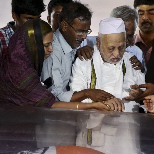 Rameswaram: Former President APJ Abdul Kalam's elder brother Mohammed Muthu Meera Lebbai Maraicker along with other family members pays his last respects to him in Rameswaram on Wednesday. PTI Photo by R Senthil Kumar 